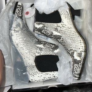 NIB Blondo Emelia Waterproof Chelsea leather Bootie BLACK/WHITE SNAKE new in box